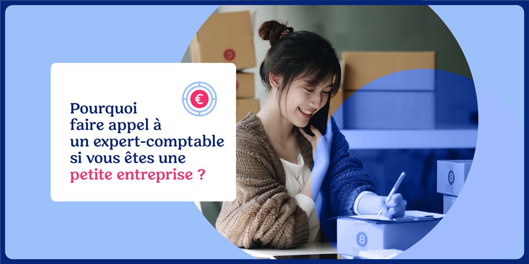 Femme entrepreneure souriante gérant des documents et des appels téléphoniques dans un espace de travail, symbolisant le soutien d’un expert-comptable pour les petites entreprises.