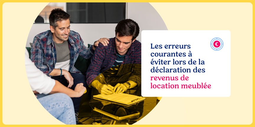 Trois personnes discutent autour d’un document de déclaration de revenus, l’un d’eux signe un formulaire, illustrant le thème de la déclaration des revenus de location meublée.