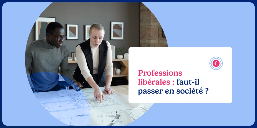 Deux professionnels discutent autour de plans d’architecture, illustrant la réflexion des professions libérales sur le passage en société.