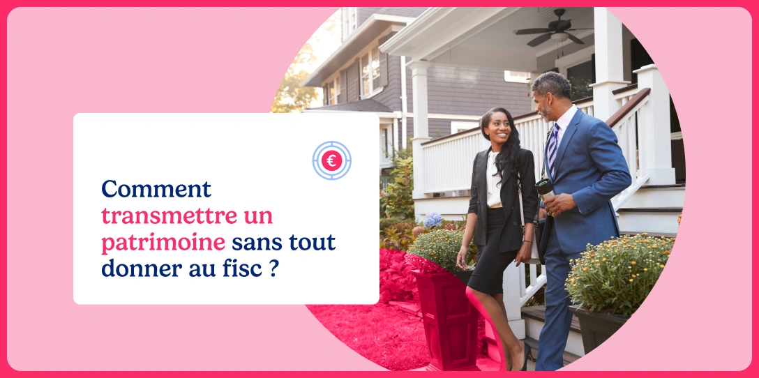 Un homme et une femme souriants discutent devant une maison, symbolisant la transmission de patrimoine immobilier entre générations