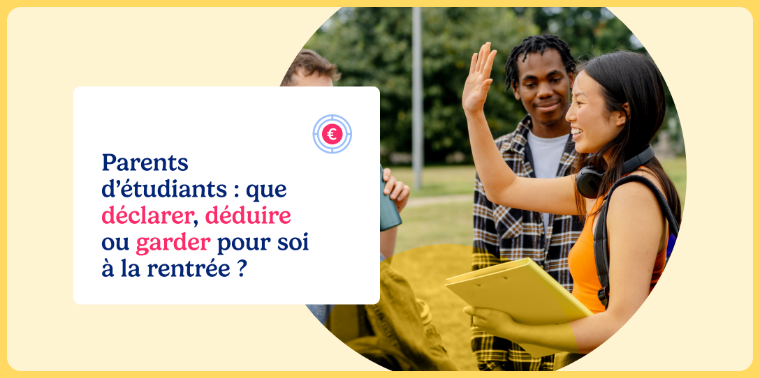 Une étudiante souriante donne un high five à un camarade, en plein échange sur un campus, illustrant la rentrée universitaire.
