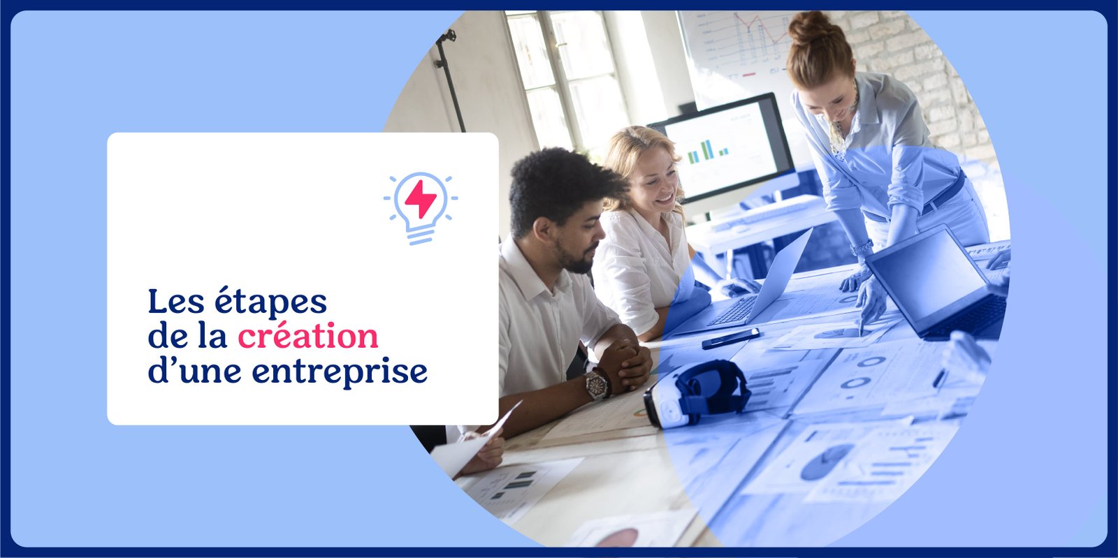 Un groupe de collaborateurs analysant des documents et discutant d'un plan d’affaires, illustrant les étapes clés de la création d’une entreprise.
